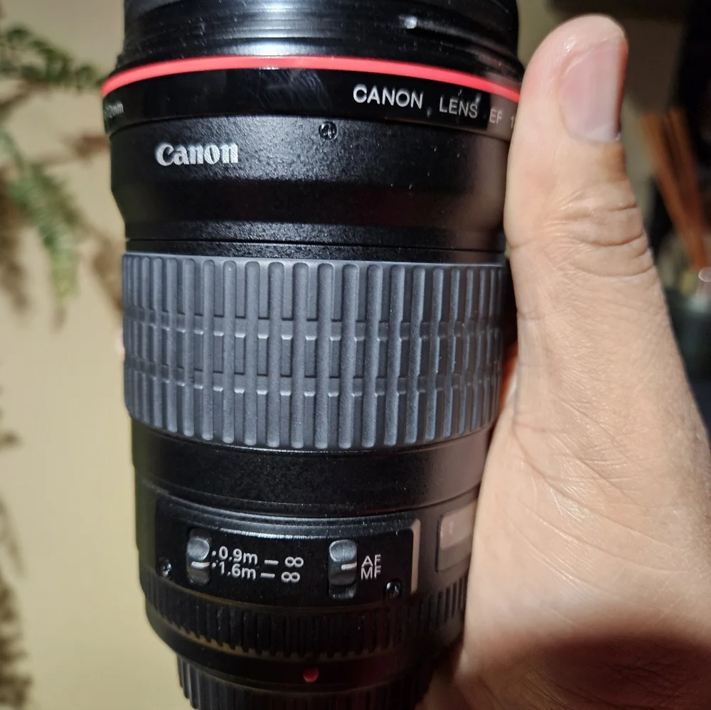 Canon EF 135mm f/2 L USM Telephoto Lens – Excellent Condition w/ Caps & Hood